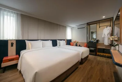 Signature Triple con vistas parciales a la ciudad — MAY DE VILLE Prestige Hotel